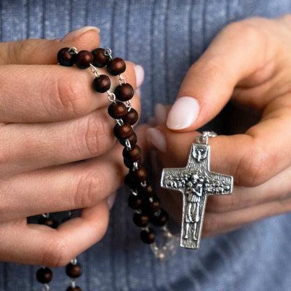 POPE FRANCIS - EN BOIS BEADS CHAPELET - METAL